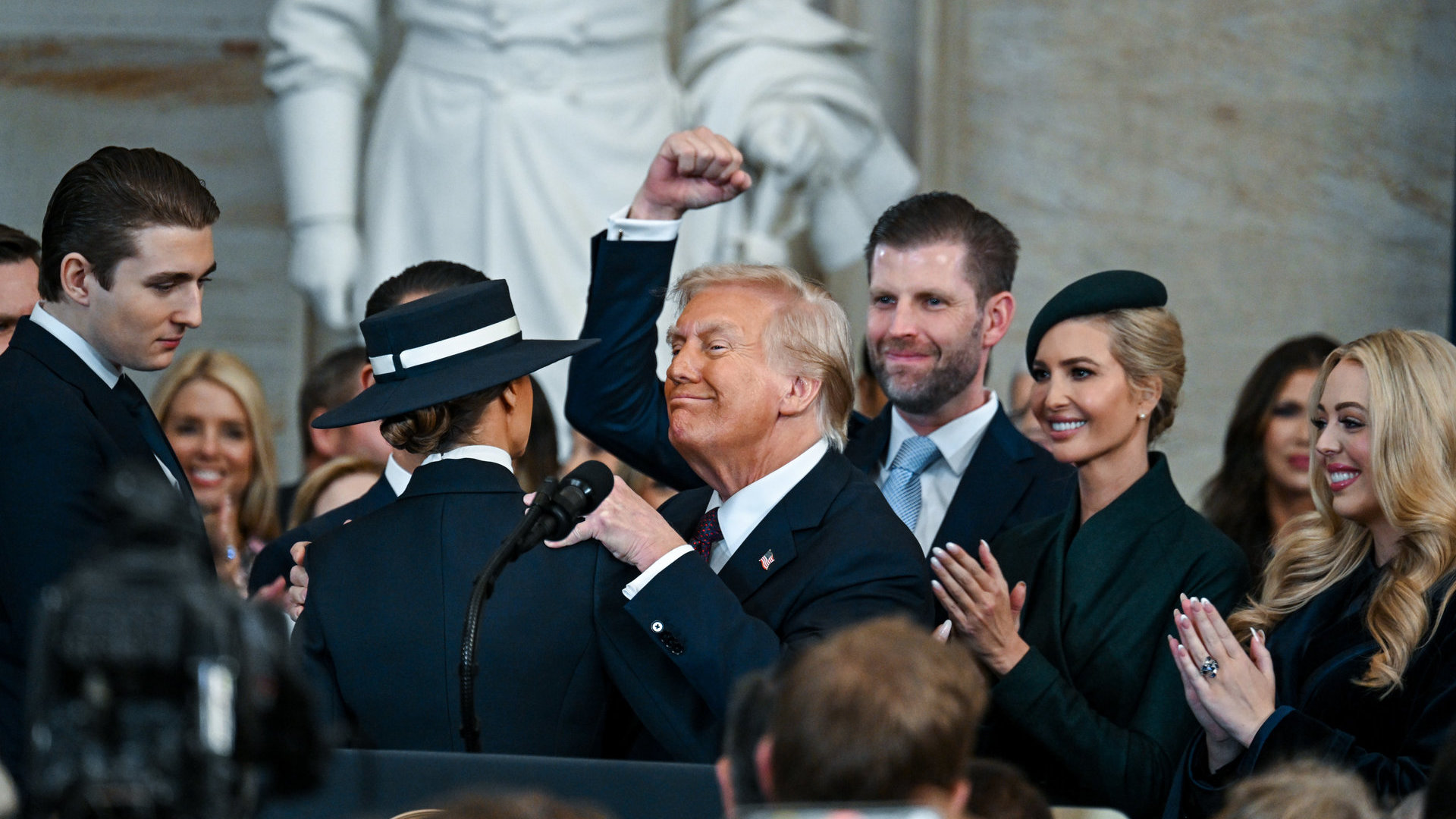 Trumpų klano triumfas. Centre – Donaldas ir Melania, kairėje – prezidento jaunėlis Barronas, dešinėje – vyresnės atžalos: Ericas, Ivanka ir Tiffany  / Getty nuotrauka