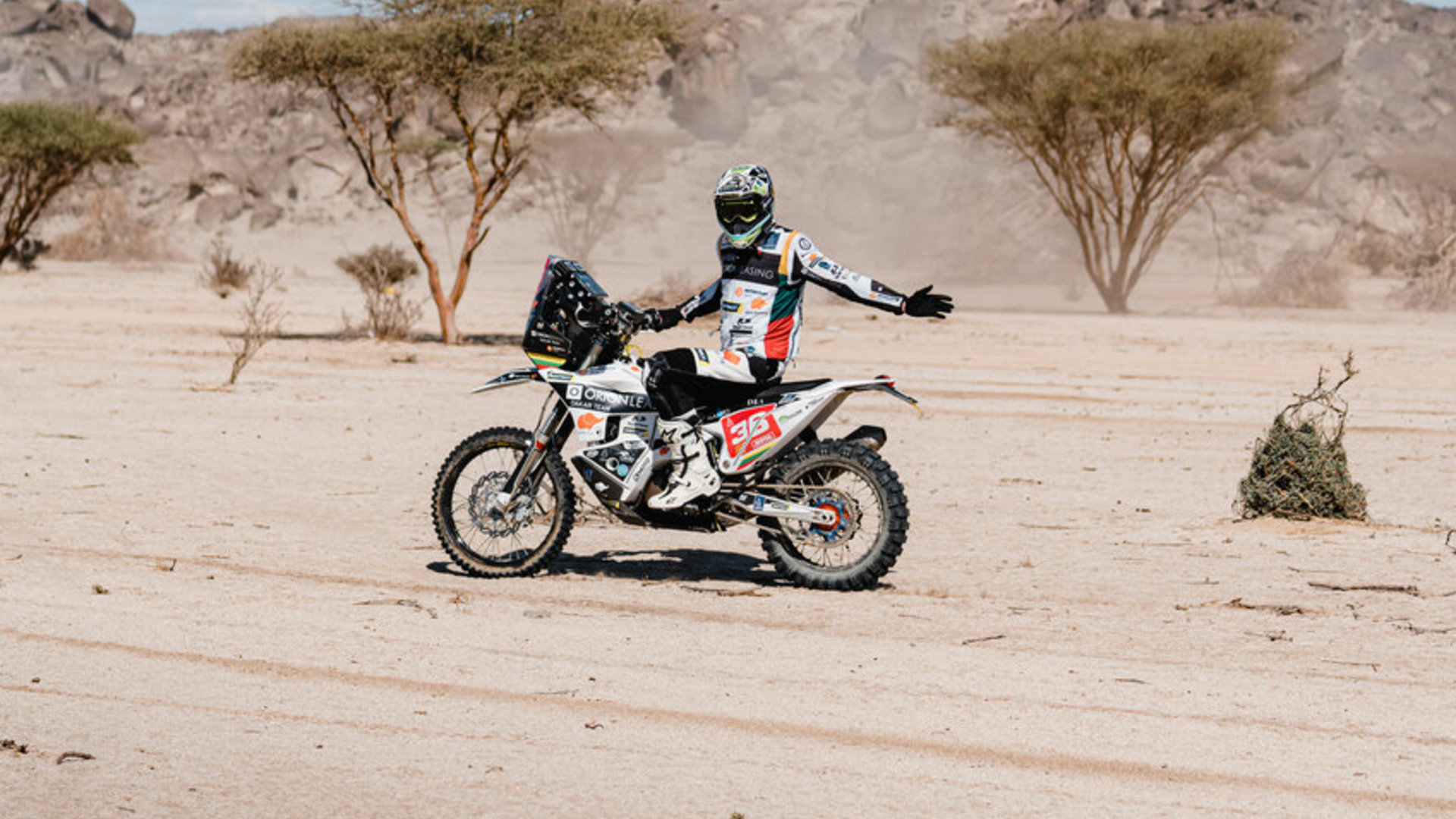 Arūnui motociklų sportas – aistra, gyvenimo būdas ir kol kas nieko keisti nenorėtų. „Buvo gyvenime etapų, kai dėl traumų teko sustoti. Tačiau pasveiksti, pailsi, atsigauni ir vėl nori važiuoti, – prisipažįsta. – O „Dakaras“ užburia magija, sunkumais, galimybe save išbandyti. Todėl pasąmonėje visada 