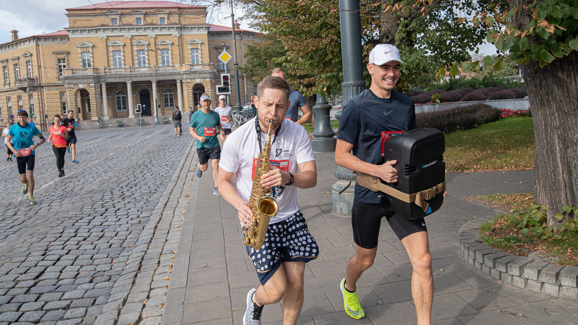 Įveikti pusmaratonį grojant saksofonu Žygimantui padėjo jo treneris, daugkartinis šalies čempionas, ultramaratonininkas Ruslanas Seitkalijevas – visą distanciją nešė aštuonis kilogramus sveriančią kolonėlę / Alfredo Pliadžio nuotrauka