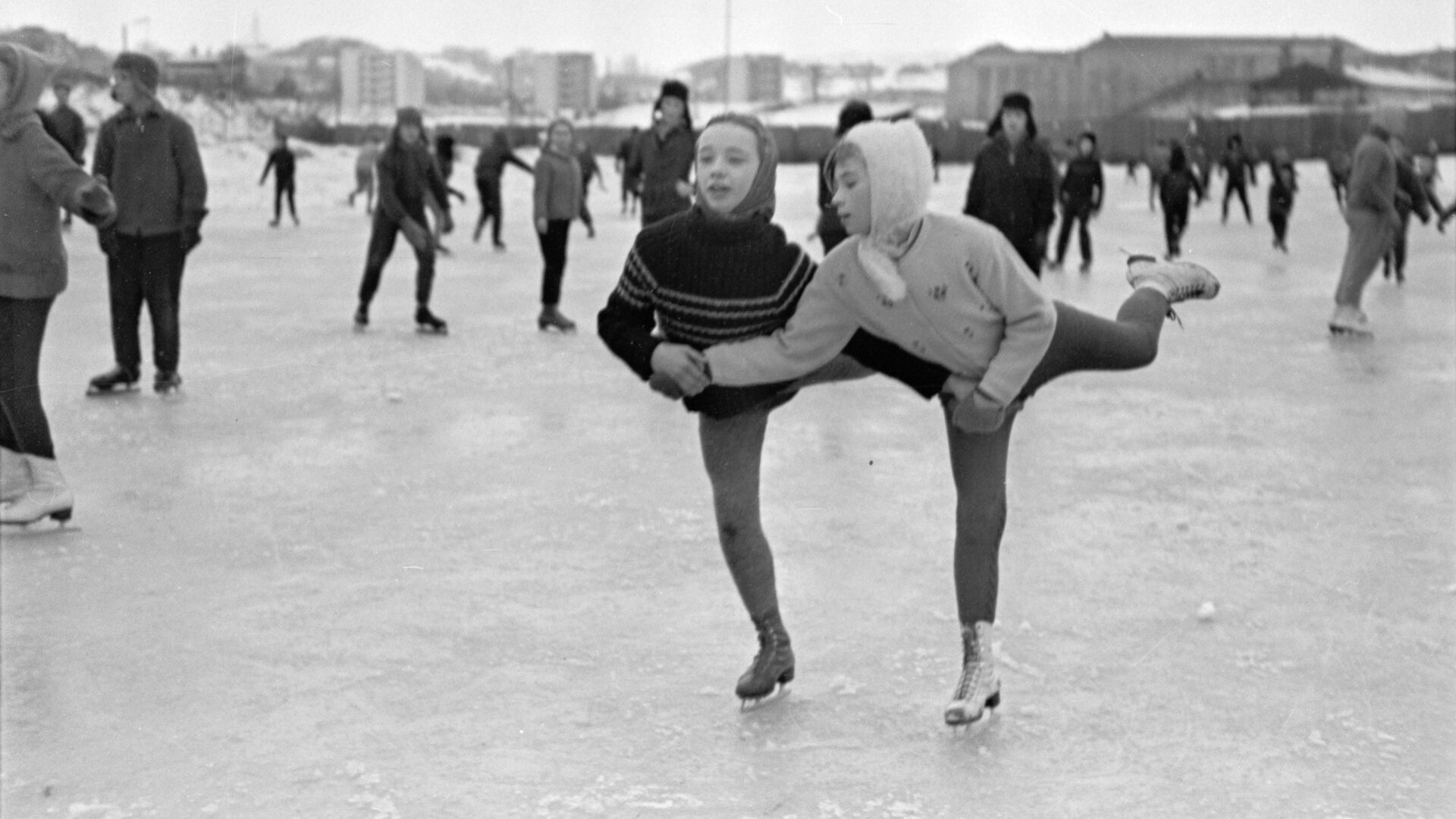 Jaunimo stadiono čiuožykloje Vilniuje, 1966 / Lietuvos centrinio valstybės archyvo nuotrauka