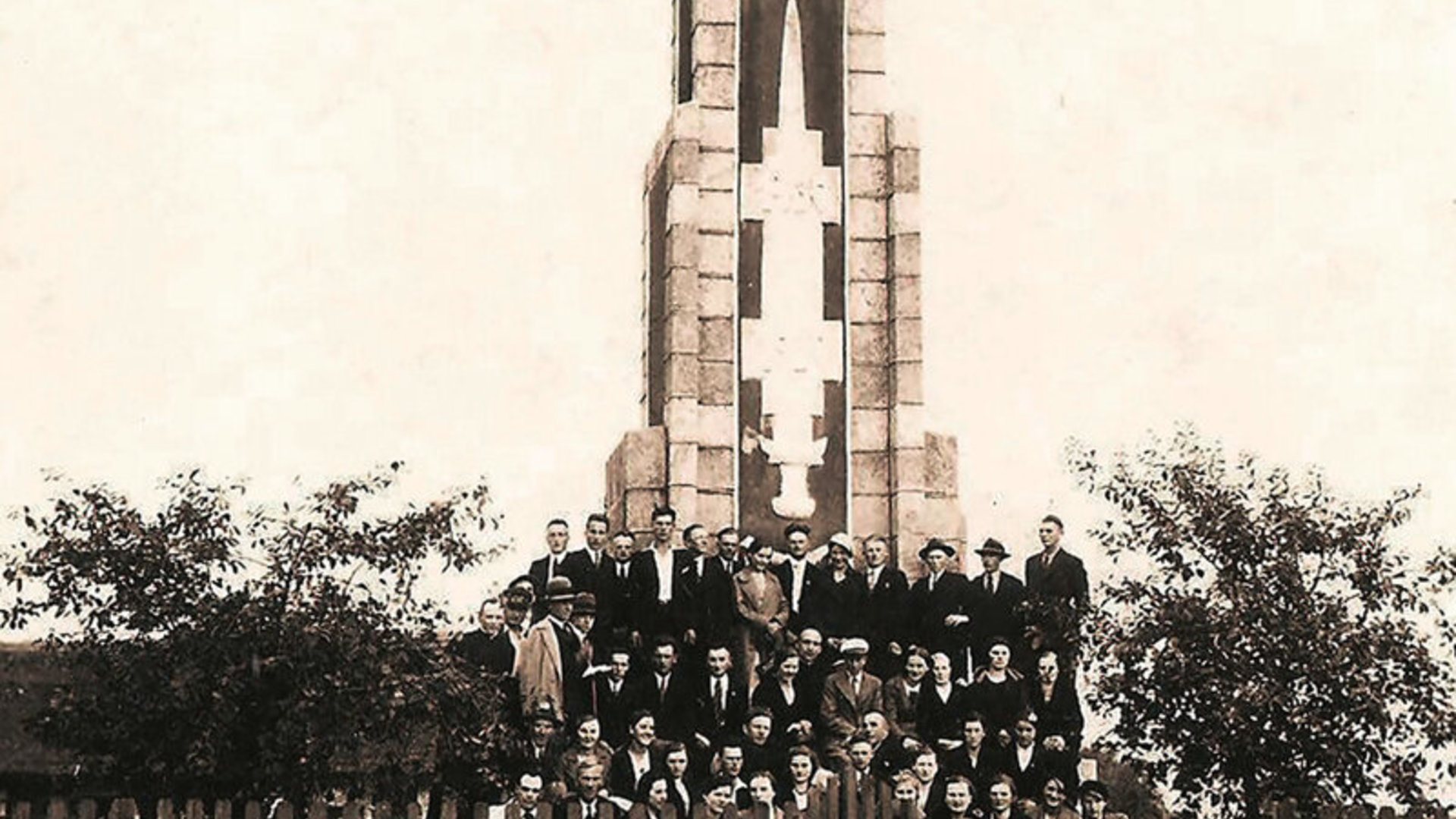 Aukščiausias Lietuvoje paminklas Vytautui Didžiajam, 1931-aisiais atidengtas Perlojoje, visais laikais traukdavo patriotiškai nusiteikusius lietuvius / Perlojos istorijos muziejaus nuotrauka