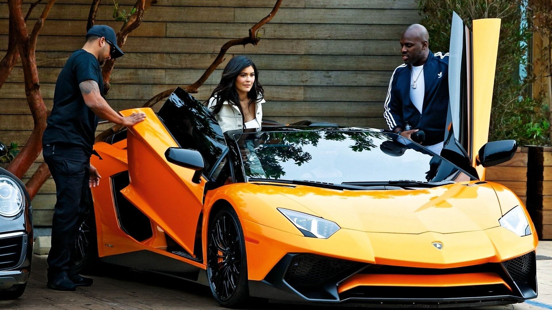 Brangūs automobiliai turtingai merginai: Kylie Jenner garaže puikuojasi ne tik šis „Lamborghini Aventador“, bet ir keletas ferarių, pagal specialų užsakymą patobulintų G klasės mersedesų bei daugiau nei tris milijonus JAV dolerių kainuojantis „Bugatti Veyron“ / VIDA PRESS nuotrauka