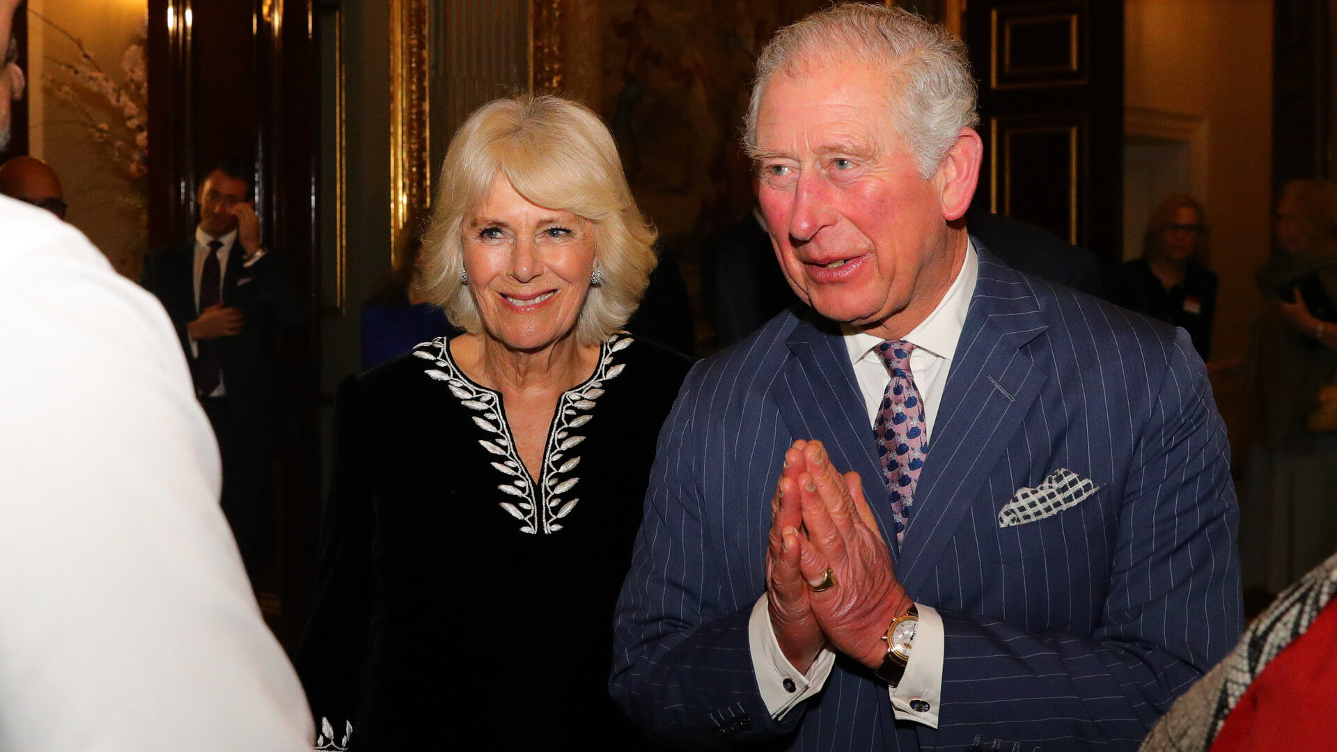 Velso princo Charleso neapsaugojo nė naujasis įprotis saugiai sveikintis – britų sosto įpėdiniui buvo nustatytas koronavirusas. Nuotraukoje – su hercogiene Camilla / SCANPIX nuotrauka