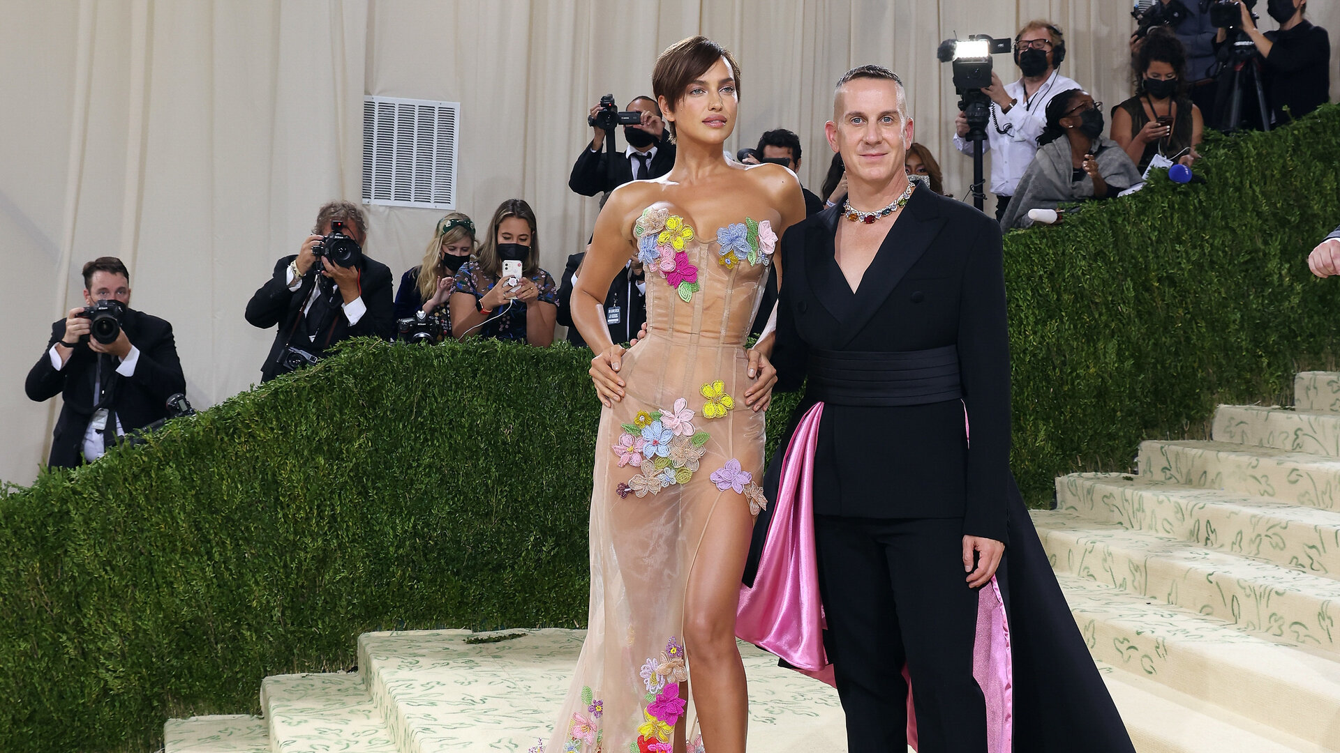 Su modeliu Irina Shayk šiemetiniame „Met Gala“ pokylyje. Irinos suknelė – be abejo, „Moschino“ / Getty nuotrauka