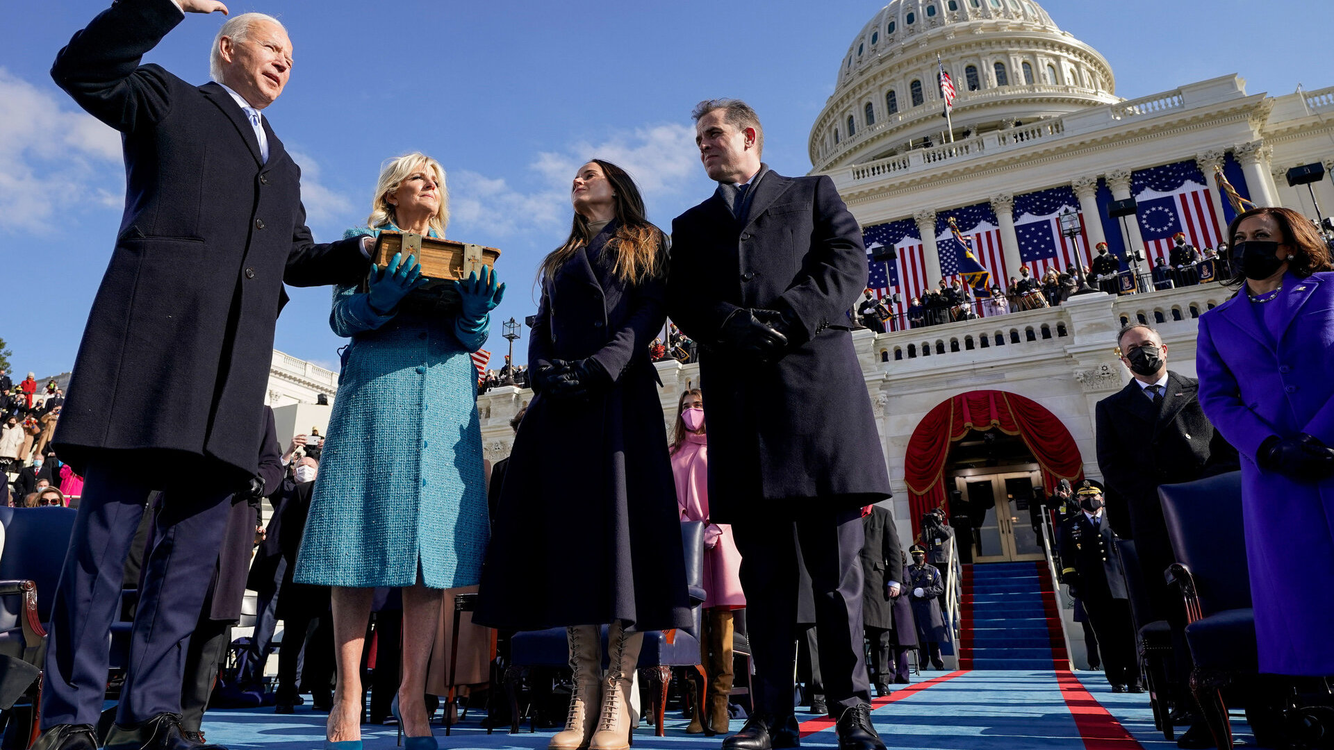 Joe Bidenas tuojau prisieks kaip 46-asis Jungtinių Amerikos Valstijų prezidentas. Akimirkos liudytojai – Bibliją laikanti žmona Jill Biden, jų dukra Ashley ir Joe sūnus Hunteris. Skrupulingai sukurtas naujosios pirmosios damos įvaizdis: Jill Biden pagal užsakymą siūtas paltas ir suknelė – „Markarian