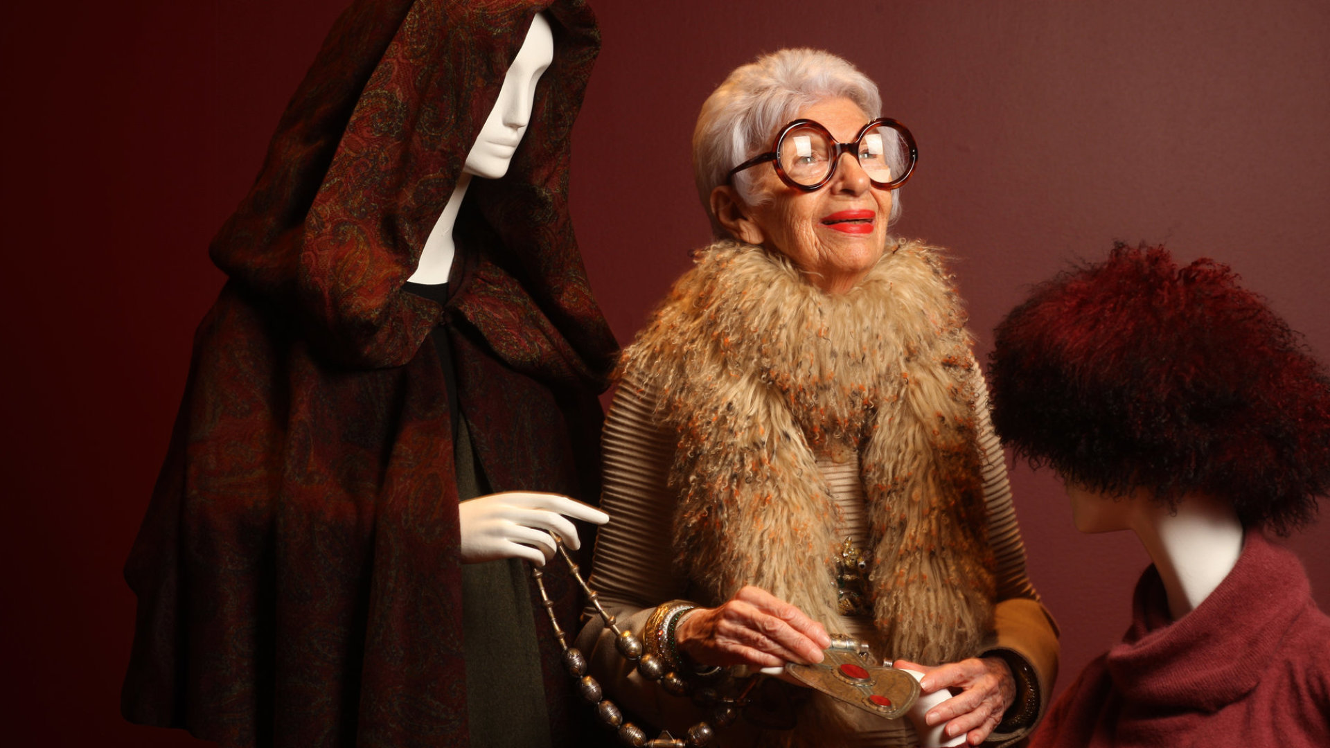 Paroda, pristatanti Iris Apfel garderobą, apkeliavo visą Ameriką. Šis portretas – iš parodos Pibodžio ir Esekso muziejuje atidarymo 2009 metų spalį. Iris čia 87-eri / Getty nuotrauka