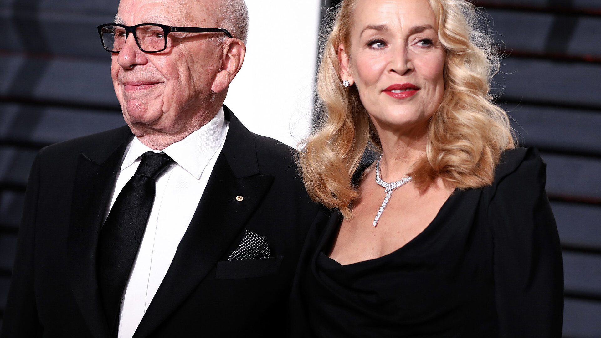 Rupertas Murdochas ir Jerry Hall 2017-aisiais „Vanity Fair“ vakarėlyje / Getty nuotrauka