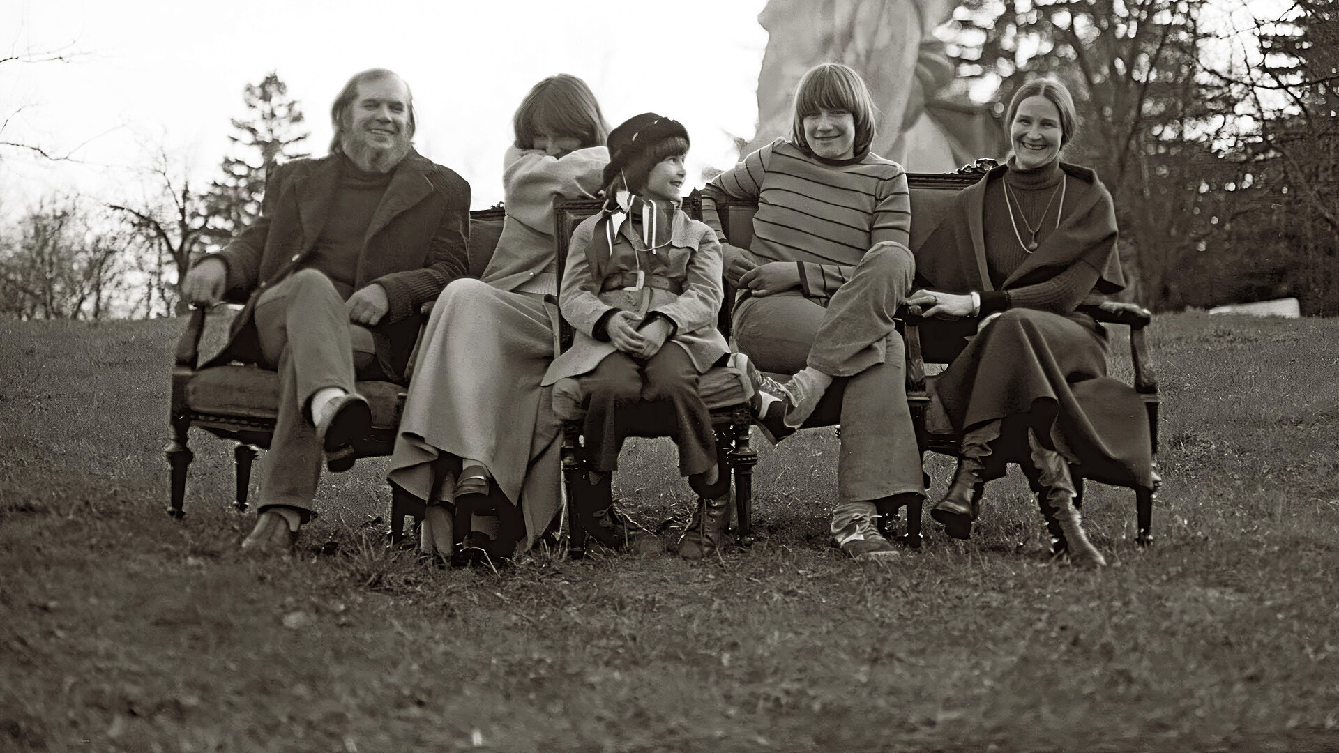 Menininkų Marijos ir Vlado Vildžiūnų šeima: paaugliškai susimandražijusi Liudvika, jaunėlis Kunotas ir Domantas 1974 metais / Lietuvos nacionalinio muziejaus nuotrauka