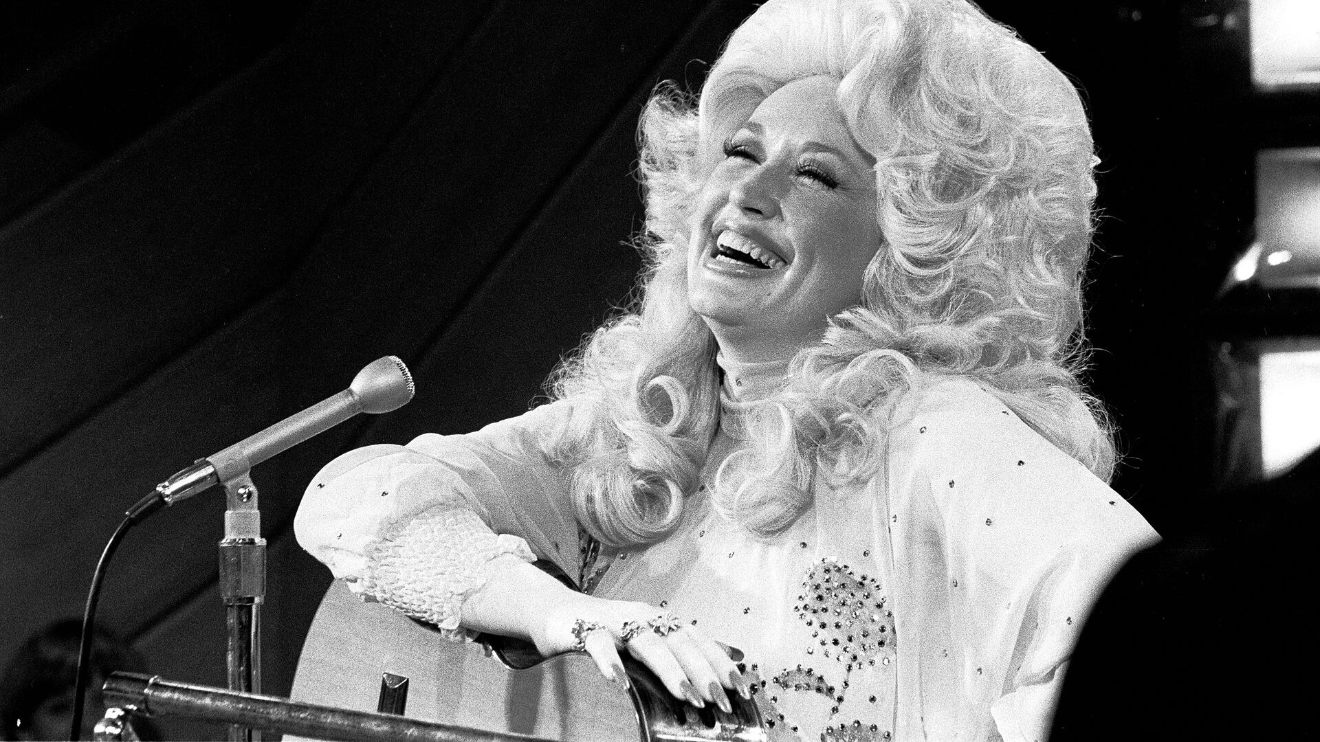 Dolly Parton – Philo Donahue šou viešnia 1977 metais / Getty nuotrauka