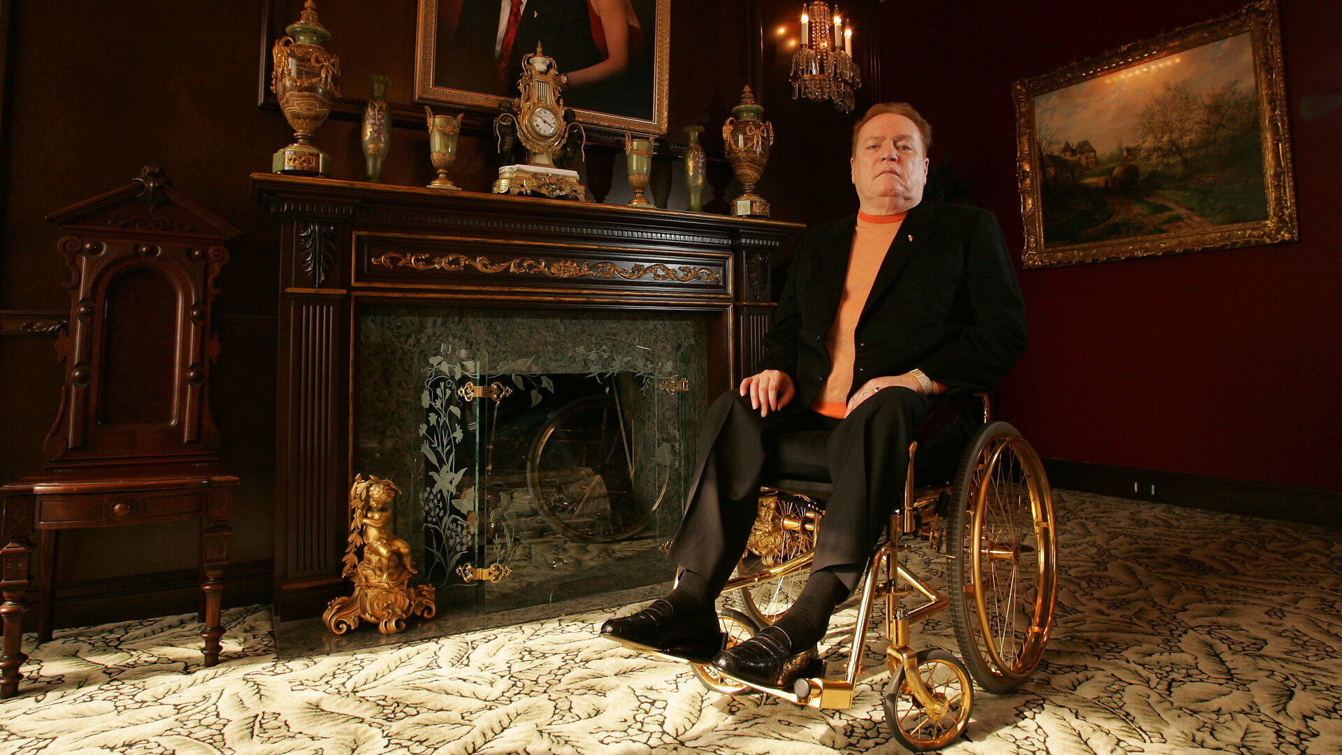 Larry Flyntas savo kabinete. Ant sienos virš židinio – jo ir penktosios žmonos Elizabeth Berrios, su kuria skandalingasis pornografas ir kovotojas už žodžio laisvę praleido paskutinius du savo gyvenimo dešimtmečius, portretas / Getty nuotrauka