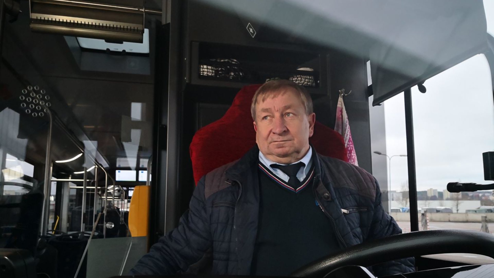 Autobuso Vairuotojo Prano Kabinoje Plansetė Trys Veidrodziai Ir Gelezinė Kantrybė Gazas Lt