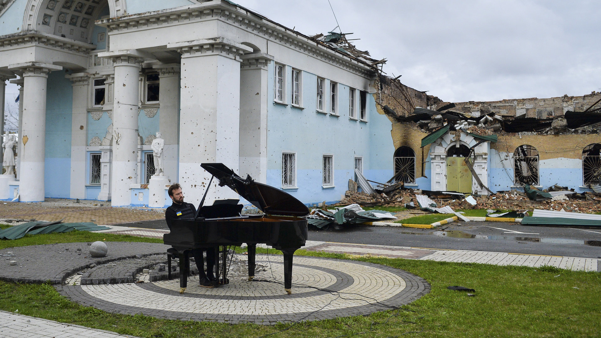 Praėjus dviem mėnesiams nuo karo pradžios, Darius koncertavo netoli Kyjivo esančioje Irpinėje prie sugriauto kultūros centro: „Muzika gali kur kas daugiau, nei tik gražiai skambėti“ / Margaritos Steinberg nuotrauka