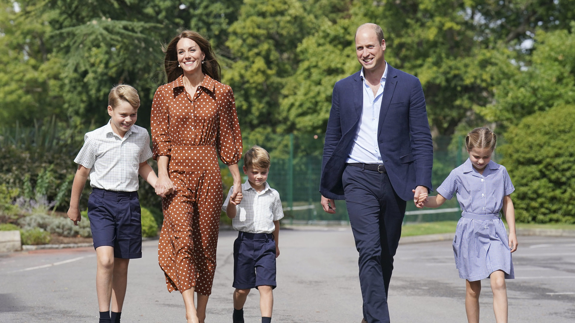 Pernai rugsėjo pradžioje su visais trimis vaikais – princais George’u ir Louis bei princese Charlotte – į Lambruką atvykę Williamas ir Catherine mielai pozavo fotografams  / Getty nuotrauka