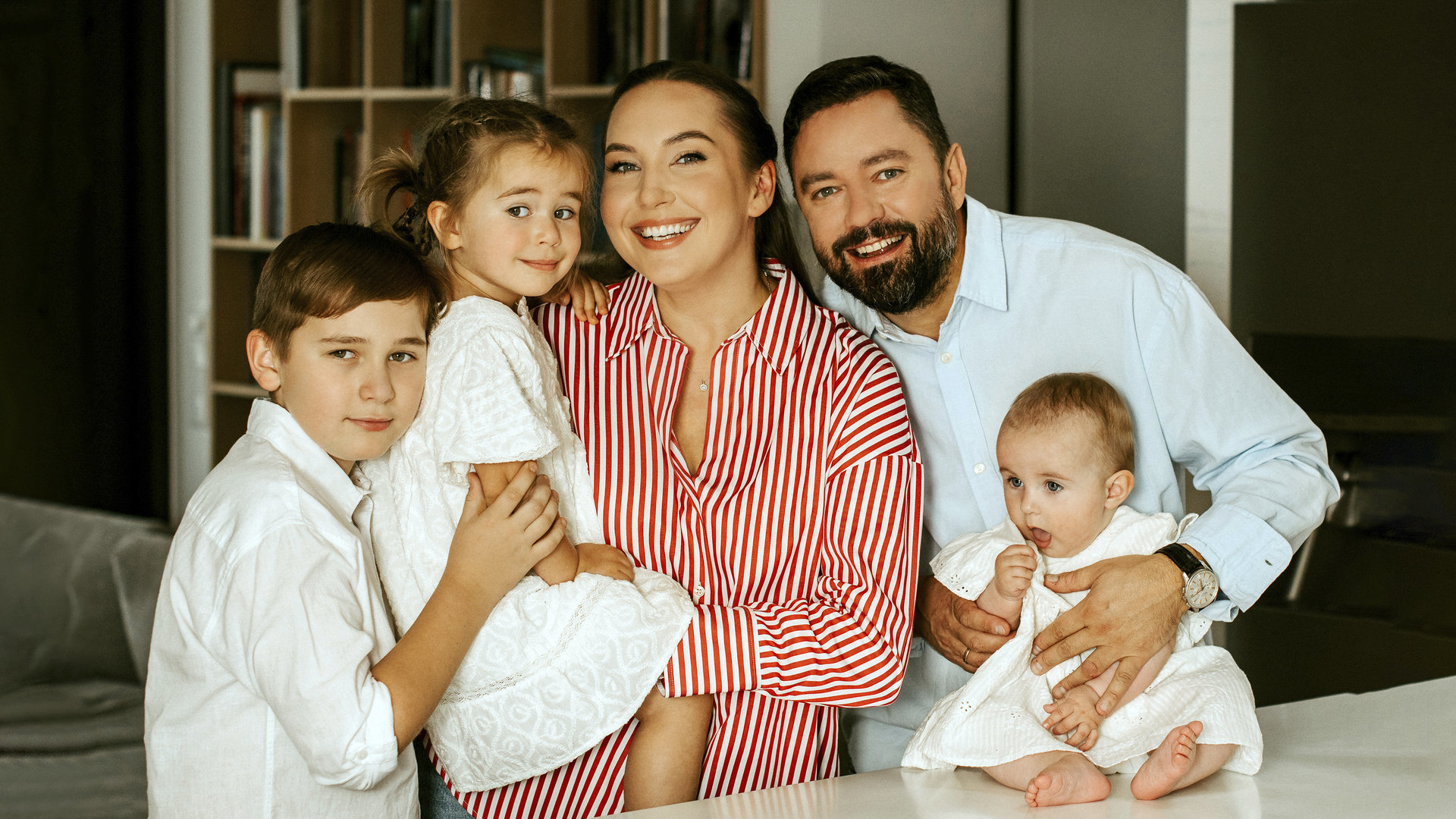 Medeina Andriulienė ir Liudvikas Andriulis su vaikais / „Dobiliuko Foto“ nuotrauka