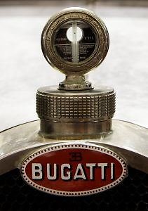 Tai – ne Bugatti papuošimas, o aušinimo skysčio temperatūros matuoklis. Jį vairuotojas galėjo stebėti nenuleisdamas akių nuo kelio. (Thesupermat, Wikimedia(CC BY-SA 3.0)