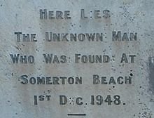 Wikimedia Commons / Public Domain nuotr./Užrašas ant Somertono vyro kapo