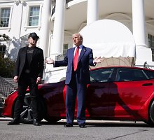 D. Trumpas ir E. Muskas su „Tesla“ / Samuel Corum - Pool via CNP / ZUMAPRESS.com