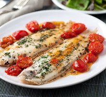 Žuvis, paruošta graikiškai