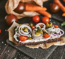Skandinaviškas „smørrebrød“ sumuštinis su silke
