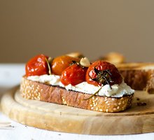 Skrebučiai su vyšniniais pomidorais ir naminiu sūriu