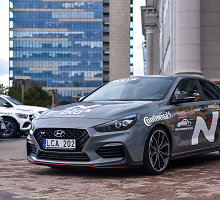„Hyundai i30 Fastback N“, konkurso „Metų automobilis 2020“ dalyviai prie Martyno Mažvydo bibliotekos 