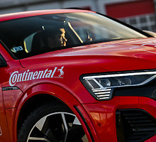 Sportiškų automobilių testas „Metų automobilio“ konkurse: elektrinė „Audi“ prieš benzininį „Porsche“