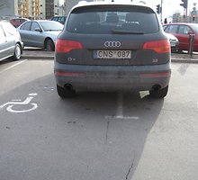 Audi Q7 per dvi neįgaliųjų vietas