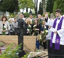 Biržuose kulkos pakirstas septyniolikametis išlydimas į amžinojo poilsio vietą