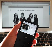 Internetinėje muzikos parduotuvėje „iTunes“ nuo šiol galima įsigyti legendinės grupės „The Beatles“ kūrinių.