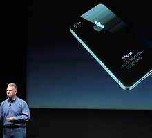„Apple“ viceprezidentas rinkodarai Philas Schilleris pristato „iPhone 4S“.