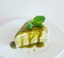 Japoniškas blynų tortas su žaliosios arbatos matcha milteliais