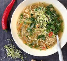 Greitai paruošiama kiniška sriuba su makaronais, daržovėmis ir žalumynais