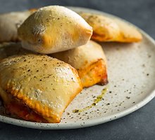 Perlenktos mini picos „Calzone“ su sūriu ir dešra