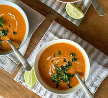 Raudonųjų lęšių ir pomidorų sriuba su kokosų pienu