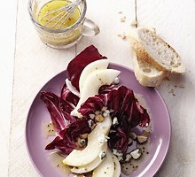 Kriaušių, „radicchio“ lapelių ir kalakutienos salotos