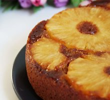 Veganiškas apverstas pyragas su karamelizuotais ananasais