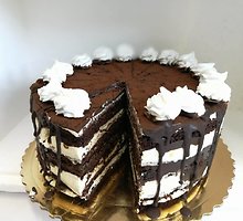 Šokoladinis-karamelinis tortas su džiovintomis slyvomis