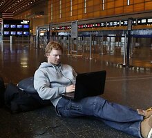 Žmogus dirba su kompiuteriu oro uoste