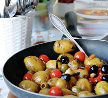 Vegetariškas bulvių, pomidorų ir alyvuogių troškinys