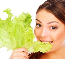 Mergina valgo salotos lapą