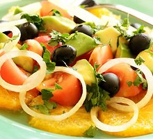 Gaivios pomidorų ir apelsinų salotos su avokadais bei alyvuogėmis