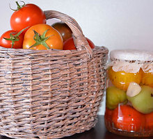 Marinuoti pomidorai su česnakais