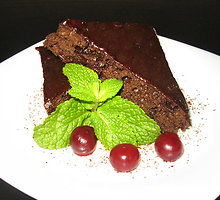 Šokoladinis vyšnių pyragas su karšto vyno prieskoniais