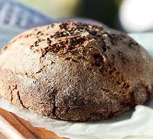 Naminė  lietuviška  duona