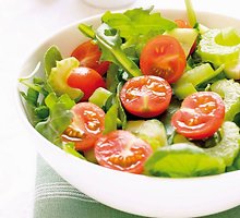 Salierų salotos su agurkais ir pomidorais