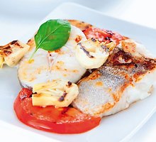 Žuvys su mocarela, baklažanais ir pomidorais