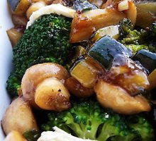Brokolių, pievagrybių ir pelėsinio sūrio karštos salotos