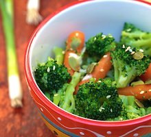 Brokolių salotos su sezamais