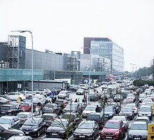 Sausakimšos automobilių stovėjimo aikštelės prie prekybos centrų Vilniuje