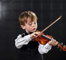 Vaikas groja smuiku